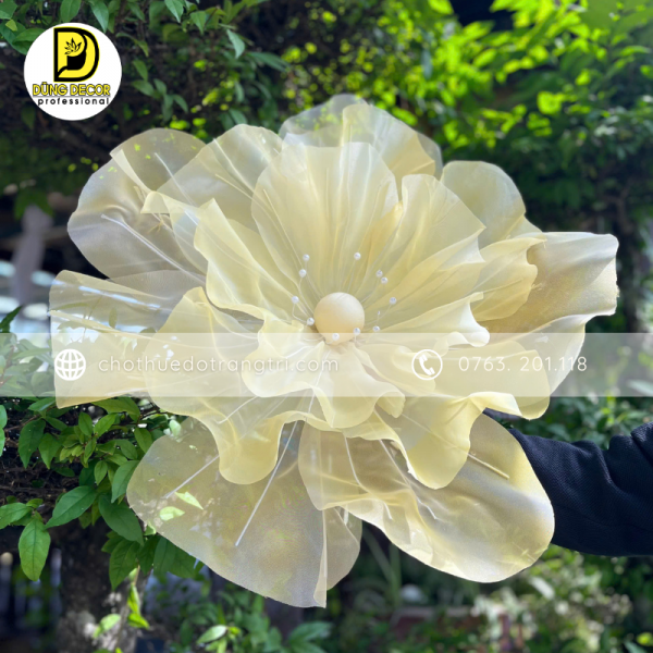 Hoa lụa màu vàng nhạt